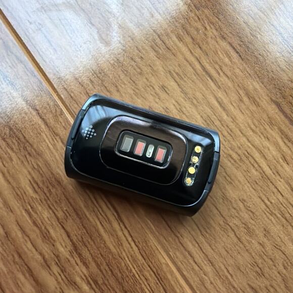 Fitbit Charge 5 Black/ Graphite Stainless Steel Doesn’t Turn On - Picture 8 of 11